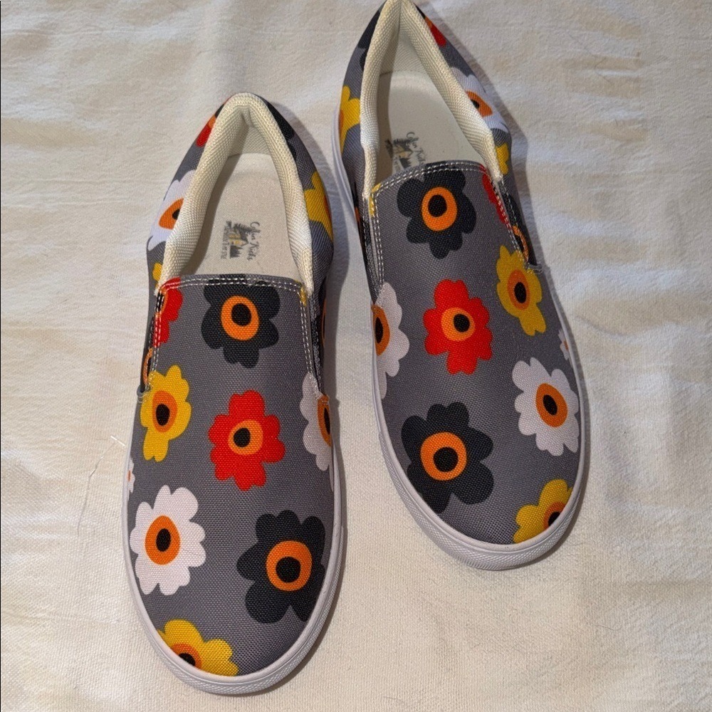 Farmhouse is my Style Summer Blooms Cabin Kicks Floral Slip-On‎ Sz 8 Sneakers